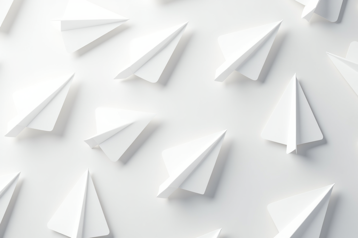 Plusieurs avions en papier sur une surface blanche vue de dessus